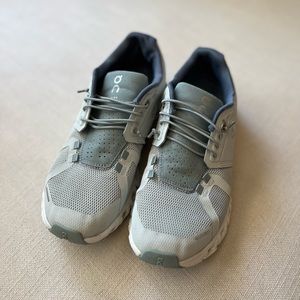 On cloud 5 running shoes in great condition